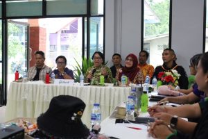 ให้กำลังใจแก่กลุ่มแม่บ้านเกษตรกรผ้าคลุมผมสตรีบ้านลาเวง